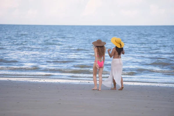 Две Женщины Модных Купальниках Отдыхают Песчаном Пляже — стоковое фото