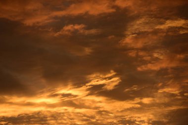 Akşamları koyu renkli gökyüzü