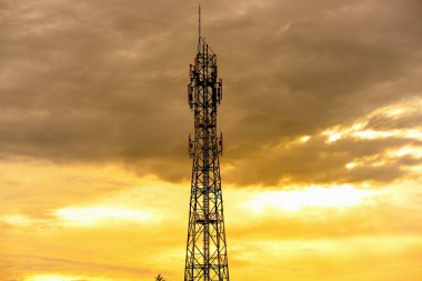 gökyüzüne karşı büyük iletişim Kulesi