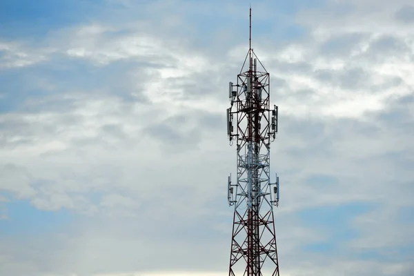 Gran Torre Comunicación Contra Cielo —  Fotos de Stock