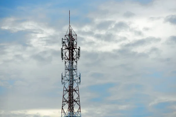Grande Torre Comunicação Contra Céu — Fotografia de Stock