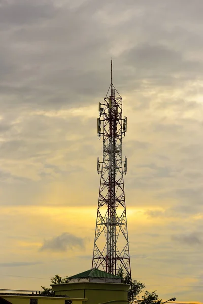 Grande Torre Comunicazione Contro Cielo — Foto Stock