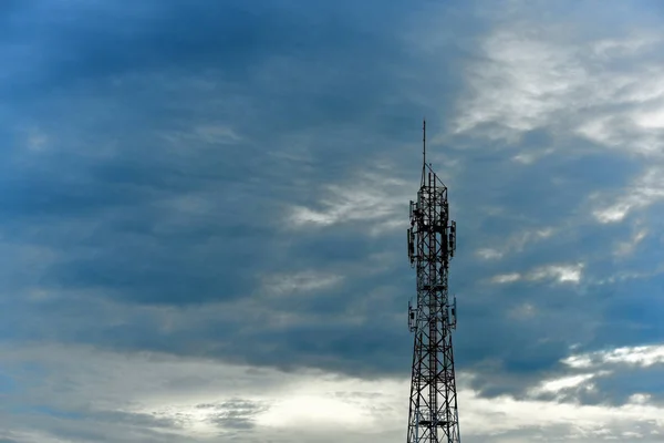 Grande Torre Comunicação Contra Céu — Fotografia de Stock