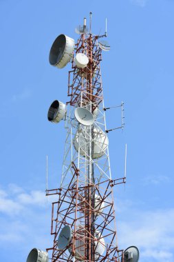 gökyüzüne karşı büyük iletişim Kulesi