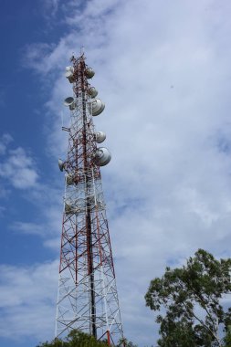 gökyüzüne karşı büyük iletişim Kulesi