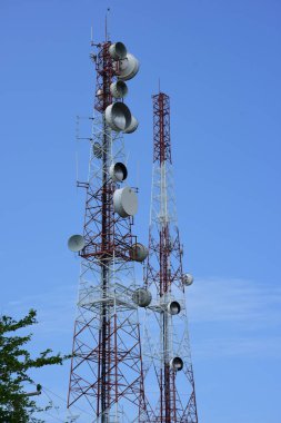gökyüzüne karşı büyük iletişim Kulesi