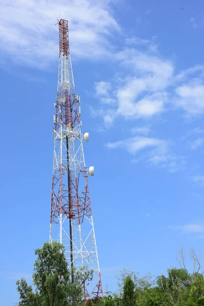 Gran Torre Comunicación Contra Cielo — Foto de Stock