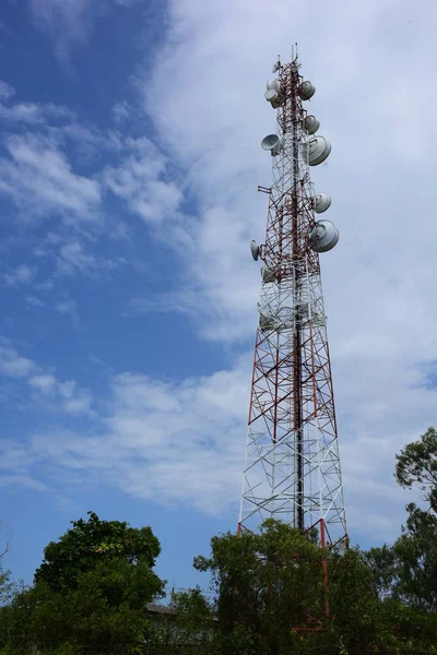 Grande Torre Comunicazione Contro Cielo — Foto Stock