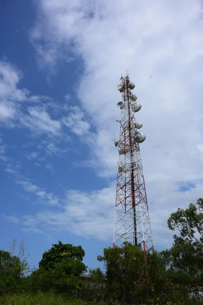 Mededeling Van Grote Toren Tegen Hemel — Stockfoto