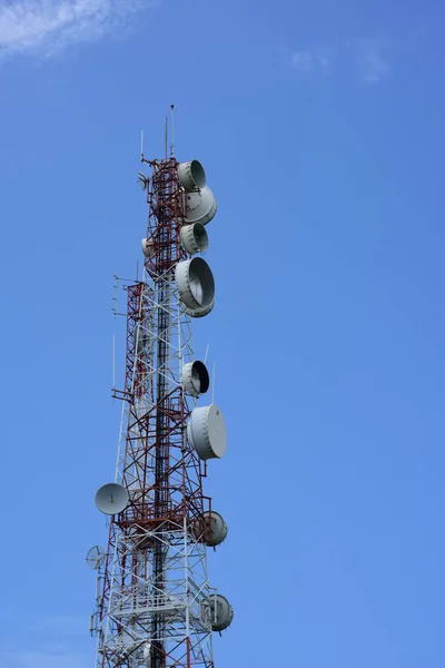 Grande Torre Comunicação Contra Céu — Fotografia de Stock