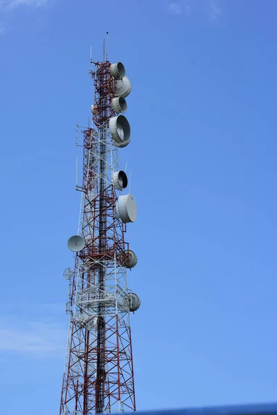 Grande Torre Comunicação Contra Céu — Fotografia de Stock