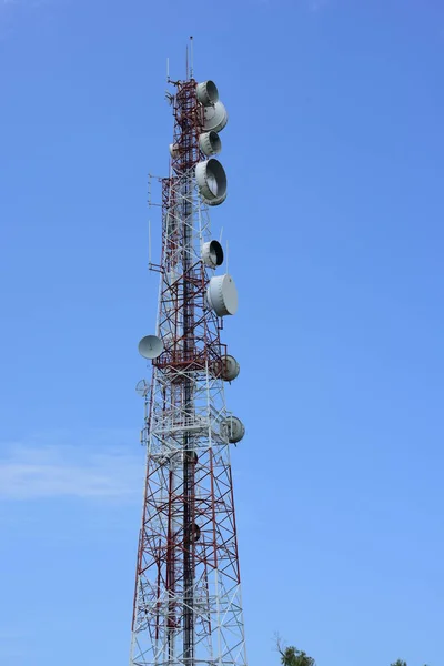 Grande Torre Comunicação Contra Céu — Fotografia de Stock