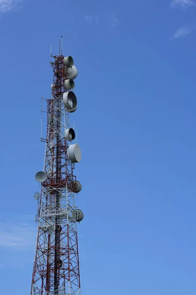 Grande Torre Comunicazione Contro Cielo — Foto Stock