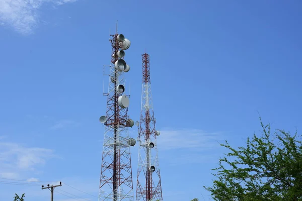 Velké Komunikační Věž Proti Obloze — Stock fotografie