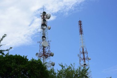 gökyüzüne karşı büyük iletişim Kulesi