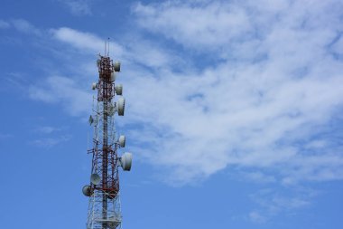 gökyüzüne karşı büyük iletişim Kulesi