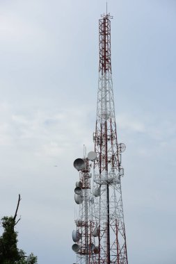 gökyüzüne karşı büyük iletişim Kulesi