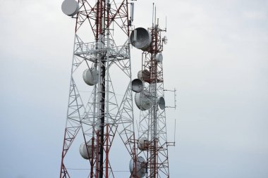 gökyüzüne karşı büyük iletişim Kulesi