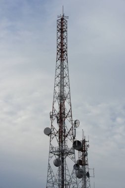 gökyüzüne karşı büyük iletişim Kulesi