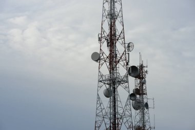 gökyüzüne karşı büyük iletişim Kulesi