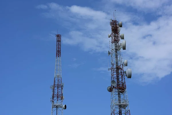 Grande Torre Comunicazione Contro Cielo — Foto Stock