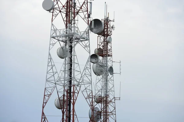 Grande Torre Comunicação Contra Céu — Fotografia de Stock