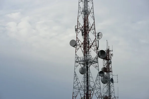 Grande Torre Comunicação Contra Céu — Fotografia de Stock