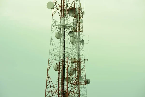 Grande Torre Comunicação Contra Céu — Fotografia de Stock