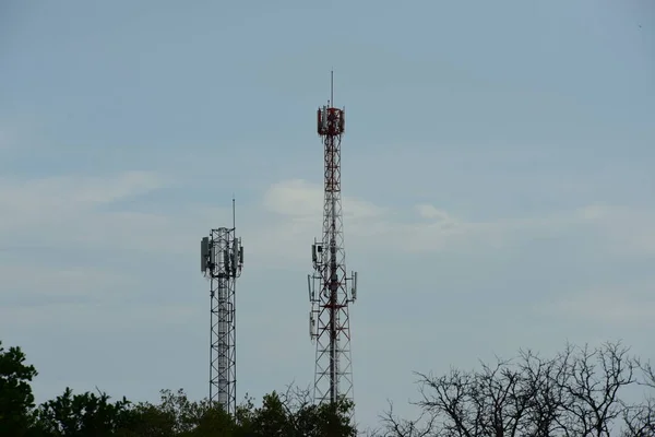 Велика Комунікаційна Вежа Проти Неба — стокове фото