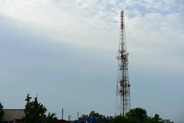 Gran Torre Comunicación Contra Cielo —  Fotos de Stock