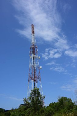 gökyüzüne karşı büyük iletişim Kulesi