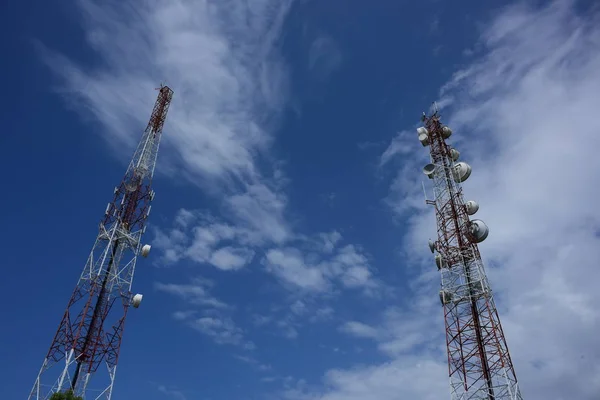 Gran Torre Comunicación Contra Cielo —  Fotos de Stock