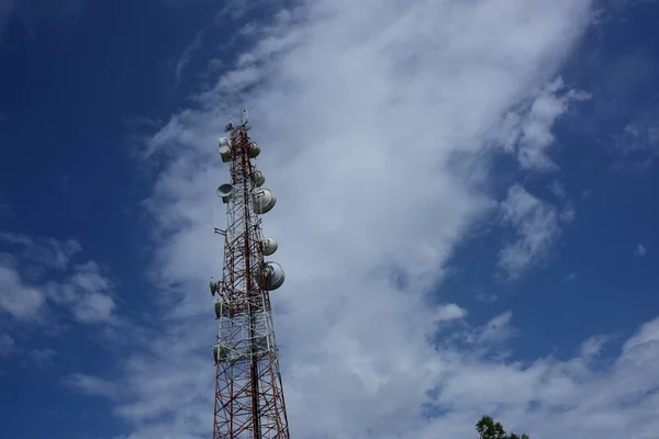 Gran Torre Comunicación Contra Cielo — Foto de Stock