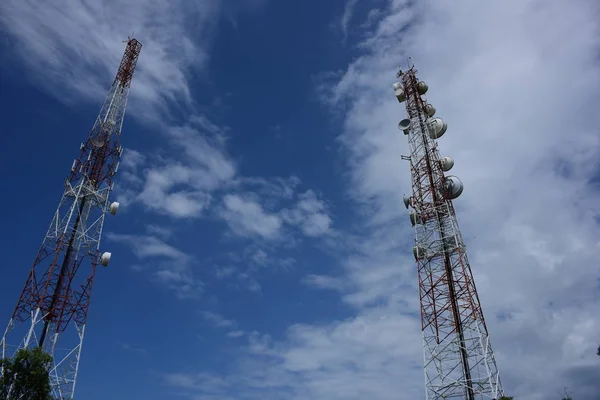 Gran Torre Comunicación Contra Cielo —  Fotos de Stock