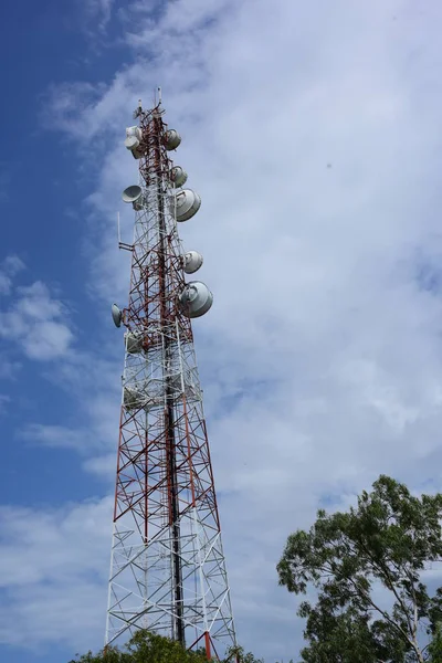 Gran Torre Comunicación Contra Cielo — Foto de Stock