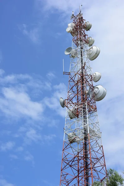 Gran Torre Comunicación Contra Cielo —  Fotos de Stock