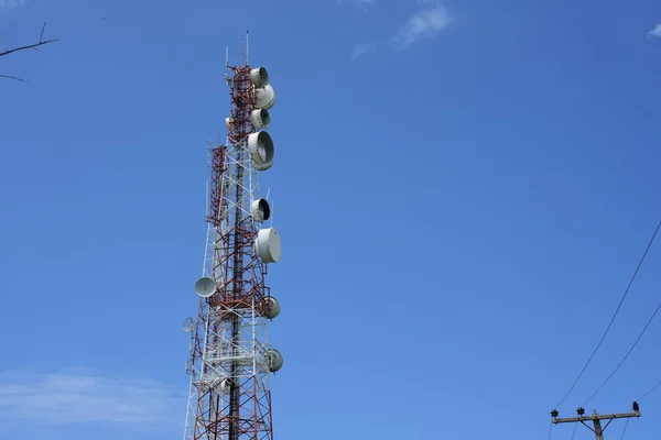 Gran Torre Comunicación Contra Cielo —  Fotos de Stock