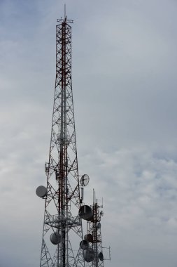 gökyüzüne karşı büyük iletişim Kulesi