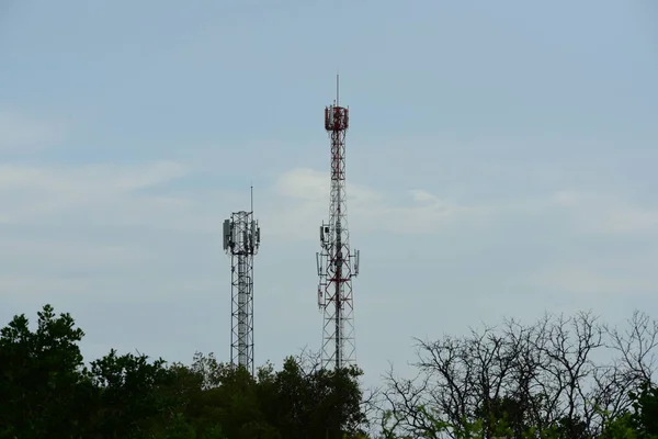 Turnul Comunicare Mare Împotriva Cerului — Fotografie, imagine de stoc