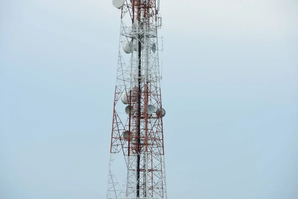 Gran Torre Comunicación Contra Cielo — Foto de Stock