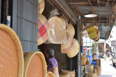 pazarda bambu yapılmış hasır 