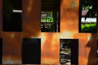 Güneşli bir günde ahşap yapım