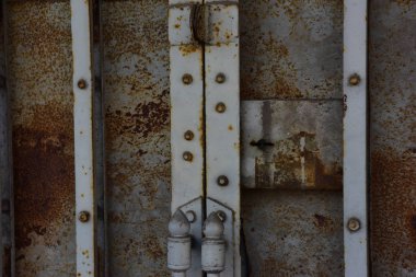 Evde eski paslı kapılar