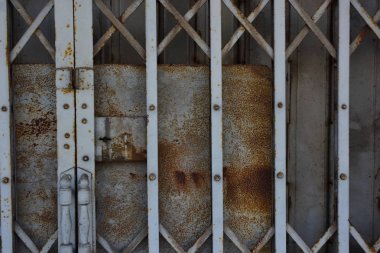 Evde eski paslı kapılar
