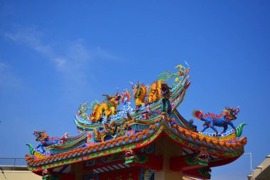 Tayland'da Çin sanat mabedi. Çatıda Çin ejderha heykelleri. Çin dekorasyonu