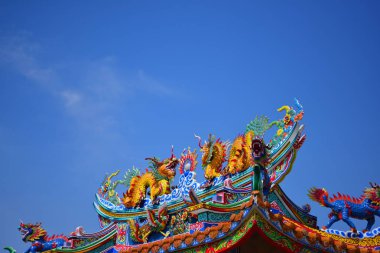 Tayland'da Çin sanat mabedi. Çatıda Çin ejderha heykelleri. Çin dekorasyonu