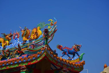 Tayland'da Çin sanat mabedi. Çatıda Çin ejderha heykelleri. Çin dekorasyonu