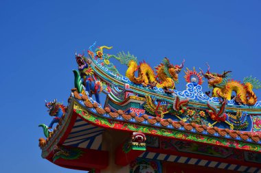 Tayland'da Çin sanat mabedi. Çatıda Çin ejderha heykelleri. Çin dekorasyonu