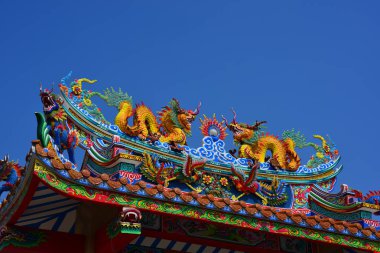 Tayland'da Çin sanat mabedi. Çatıda Çin ejderha heykelleri. Çin dekorasyonu