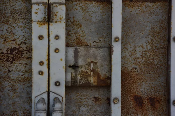 Evde eski paslı kapılar